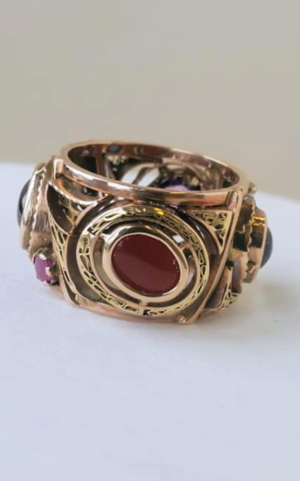 ბეჭედი ირგვლივ ნამუშევარი 