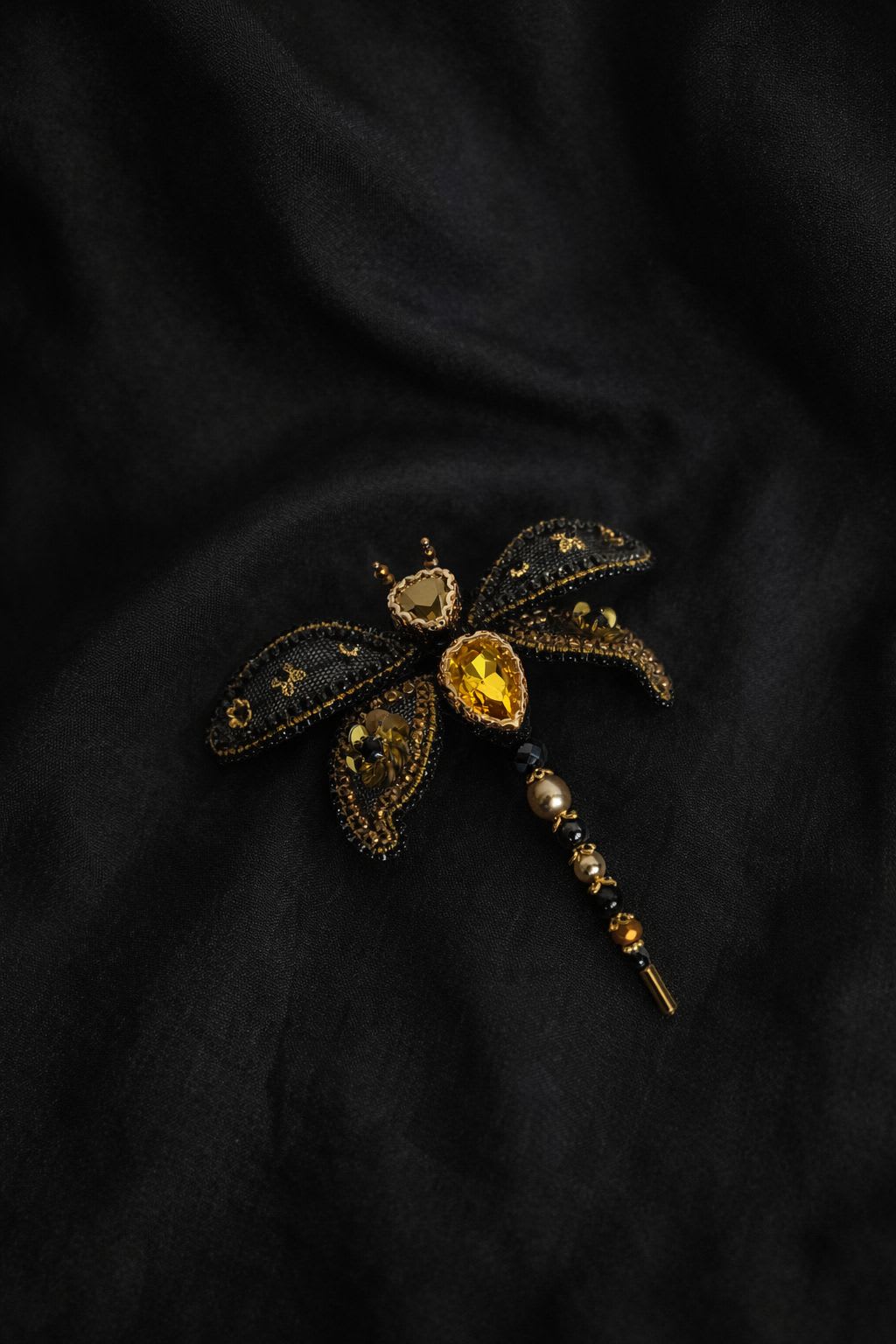 ბროში „ოქროსფერი ნემსიყლაპია“