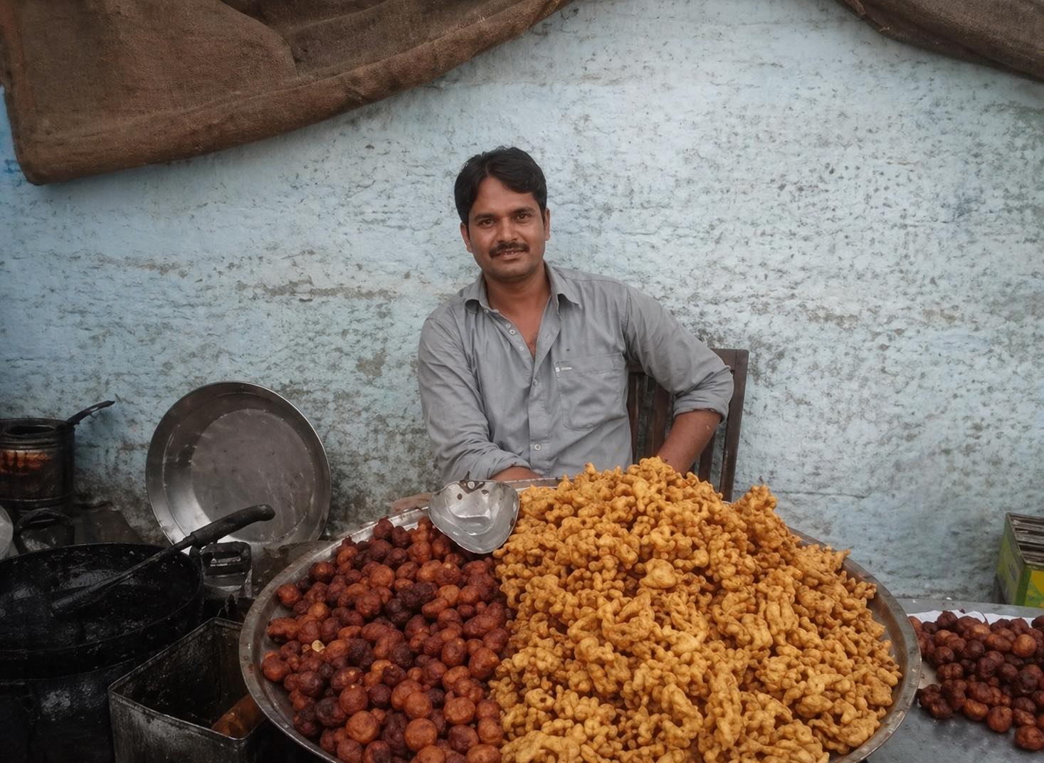 The famous pakoras of Mandan Gate