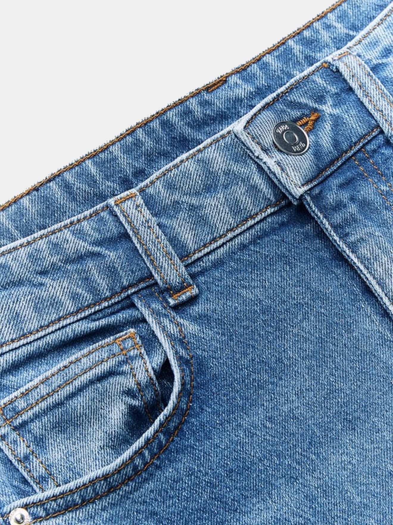 High-waisted jeans with a flared legs