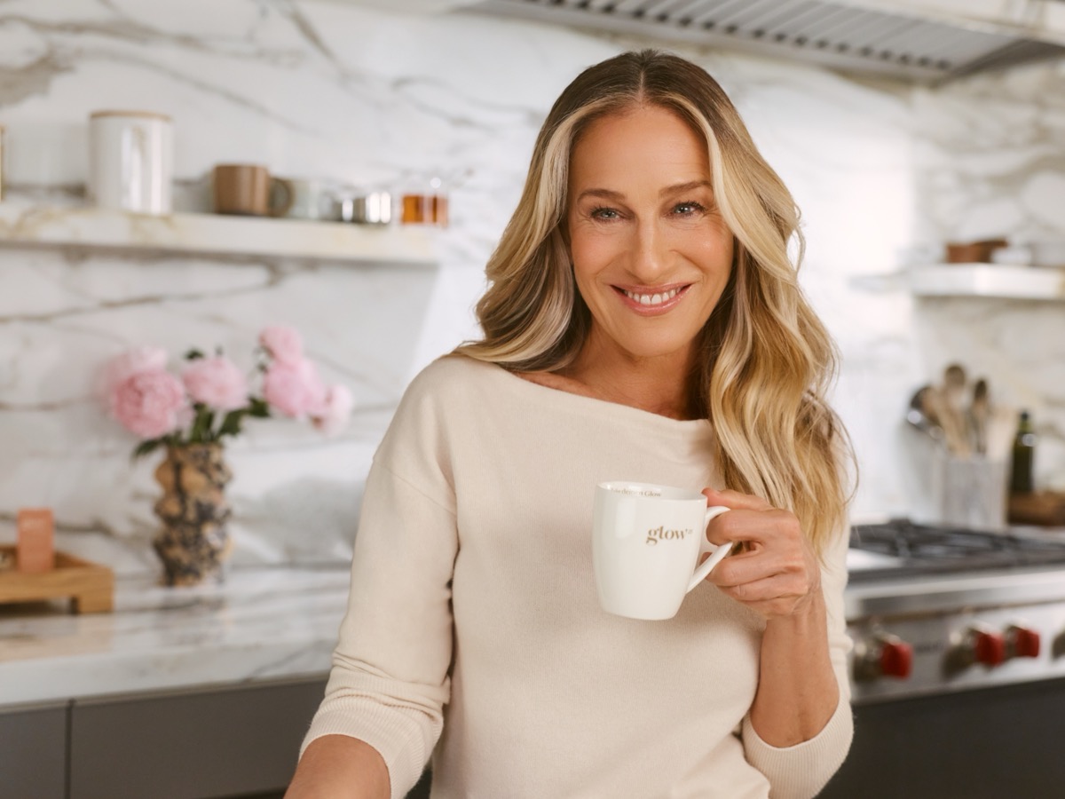 Sarah Jessica Parker mit ihrer Glow25 Tasse
