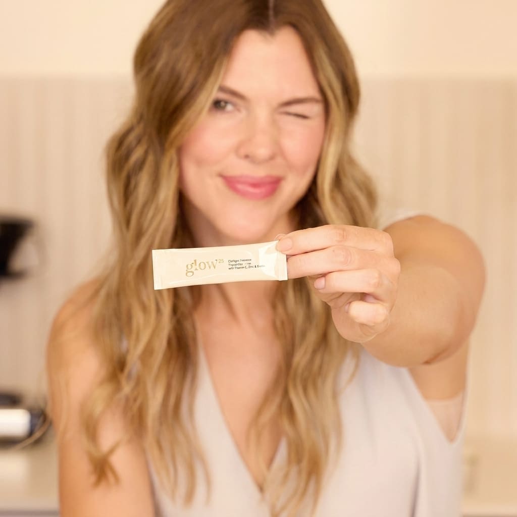 Elena, 49 anni, con il suo stick Glow25 in cucina