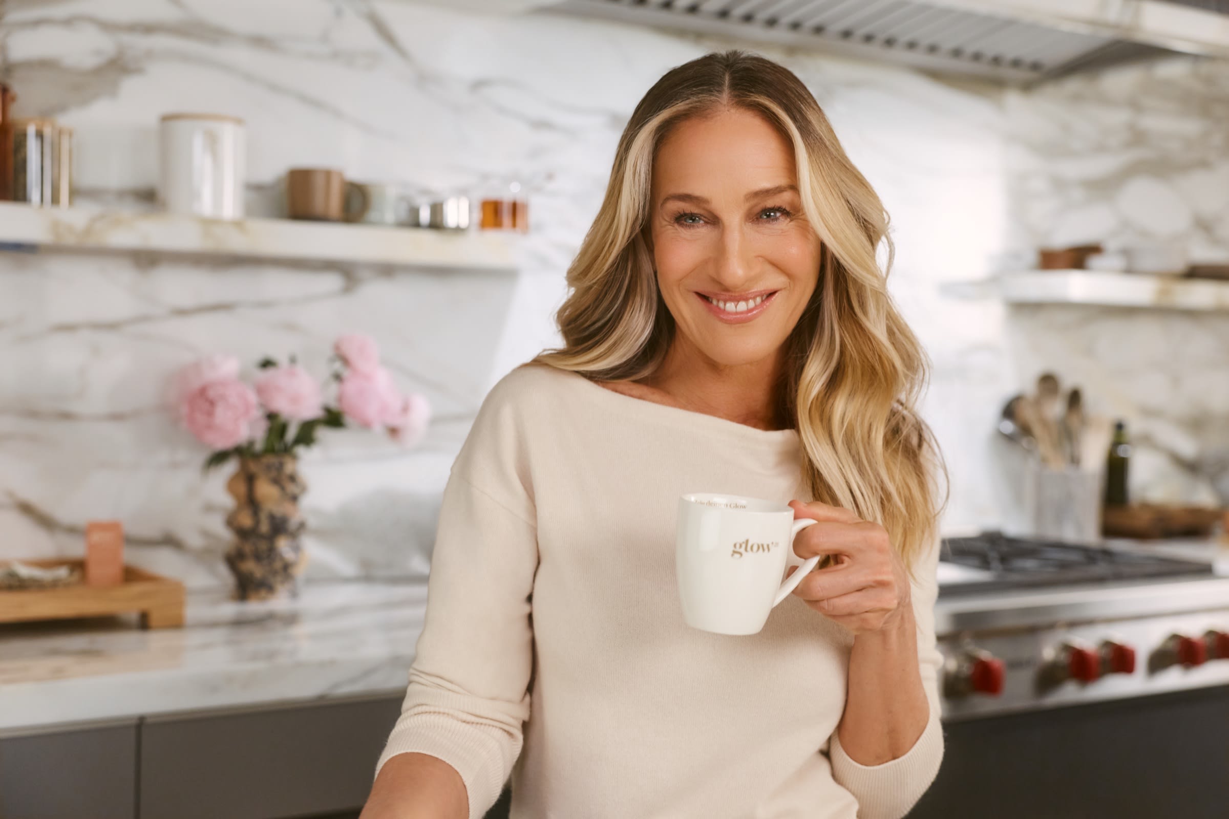 Sarah Jessica Parker prepara Collagen Intensive di Glow25 nel suo caffè