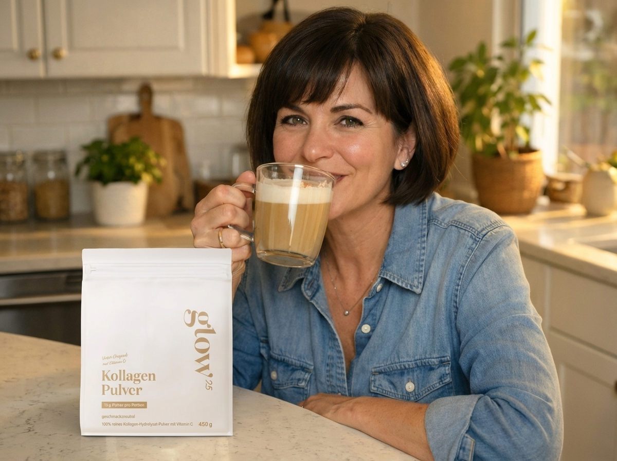 Sandra trinkt Glow25 Kollagen in ihrem Kaffee