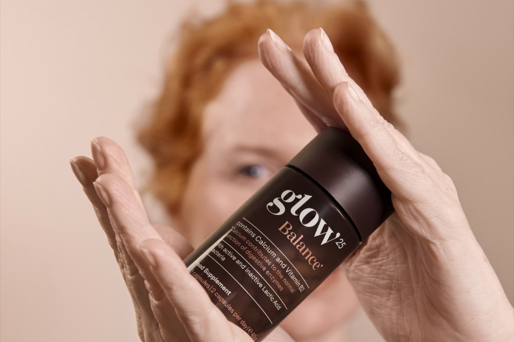 Une femme tenant son pot Glow25 Balance tout près