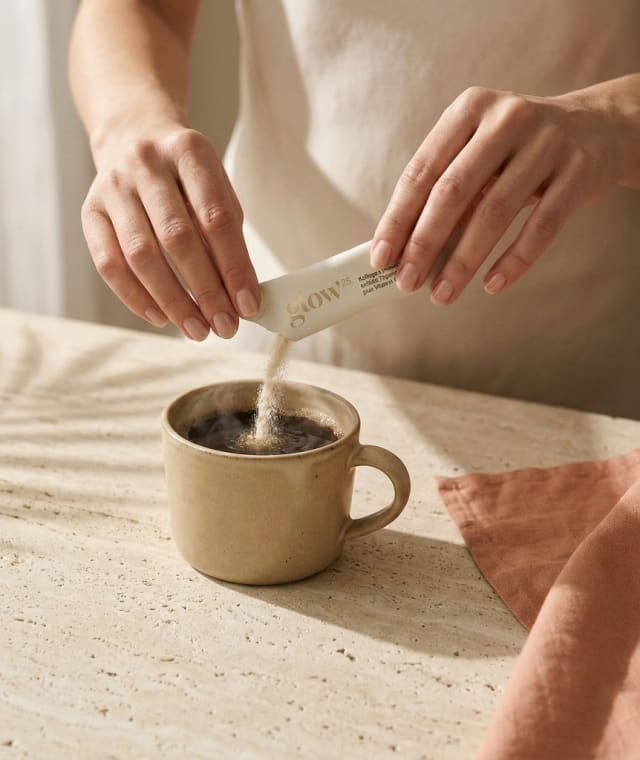 Einen Glow25-Stick in den Kaffee geben