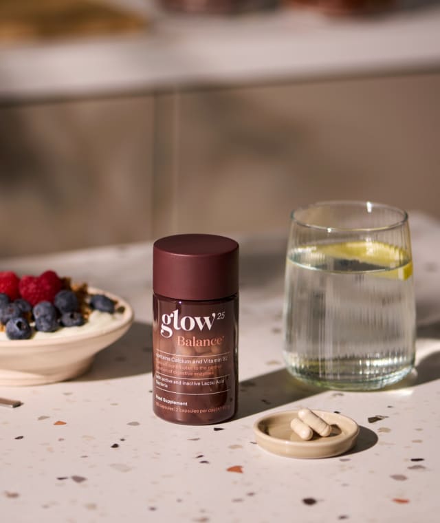 Pot Glow25 Balance à côté d'un bol de petit-déjeuner sain — partie d'un rituel matinal