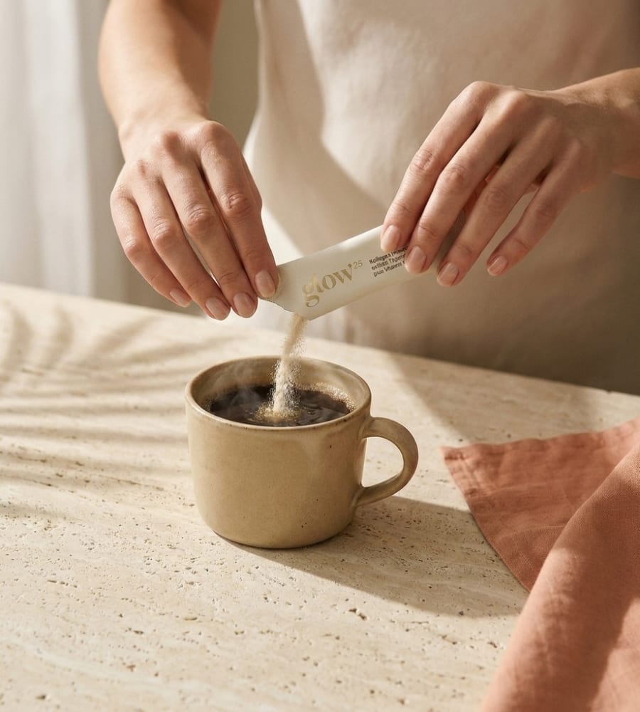 Glow25 Kollagen Intensiv Stick im Kaffee