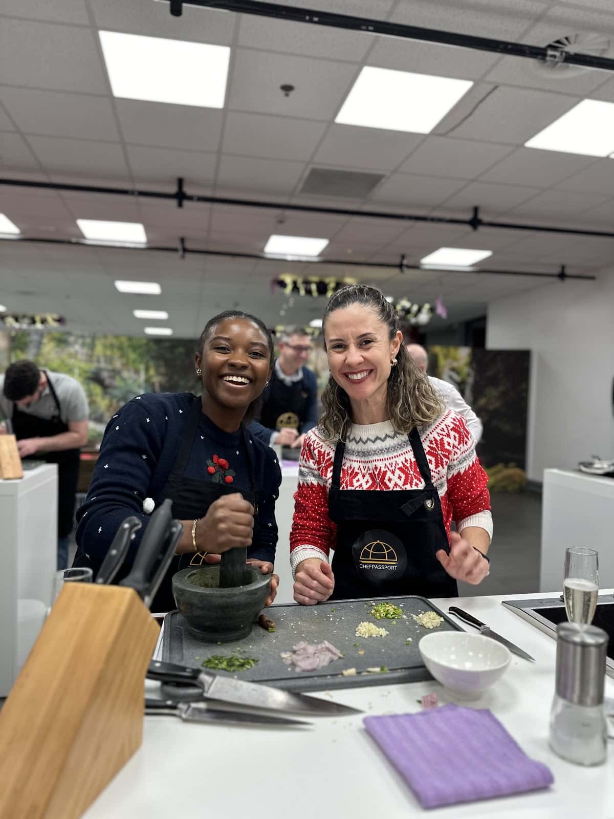 Équipe multiculturelle lors d'un atelier cuisine team building