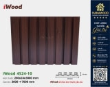 Tấm Nhựa Ốp Tường Lam 4 Sóng Cao Giả Gỗ iWood 4S24-10 cận cảnh bề mặt phủ sơn sáng đẹp