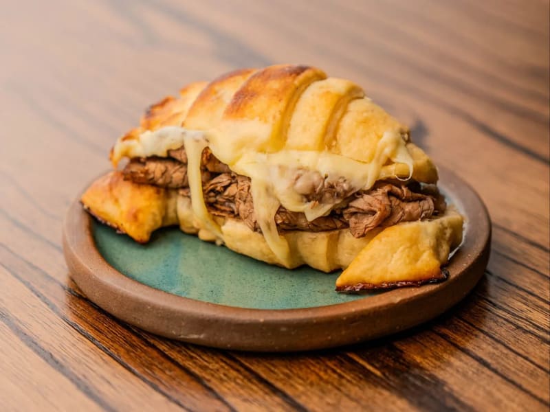 Medialuna rellena de queso y ternera