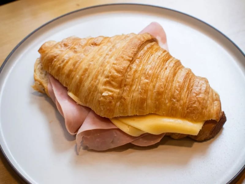 CROISSANT JAMÓN Y QUESO