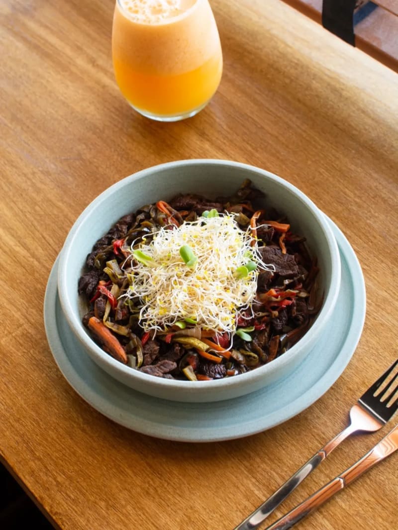 SALTEADO DE LOMO Y VEGETALES (incluye bebida y café)