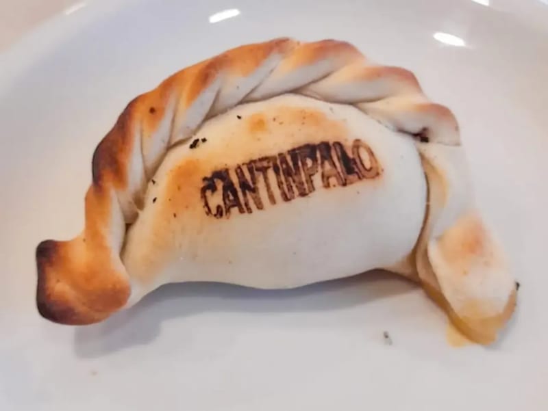 Empanada de cantimpalo y queso