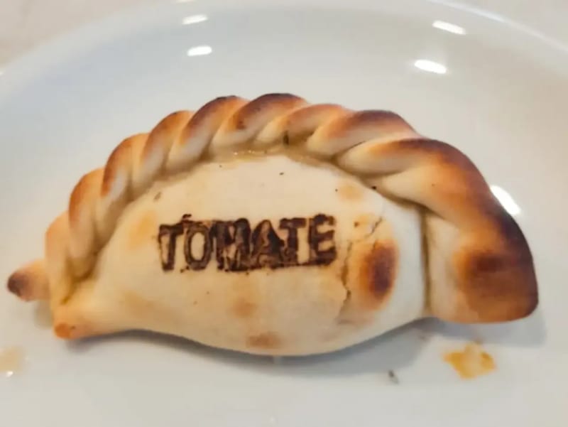 Empanada de tomate queso y albahaca