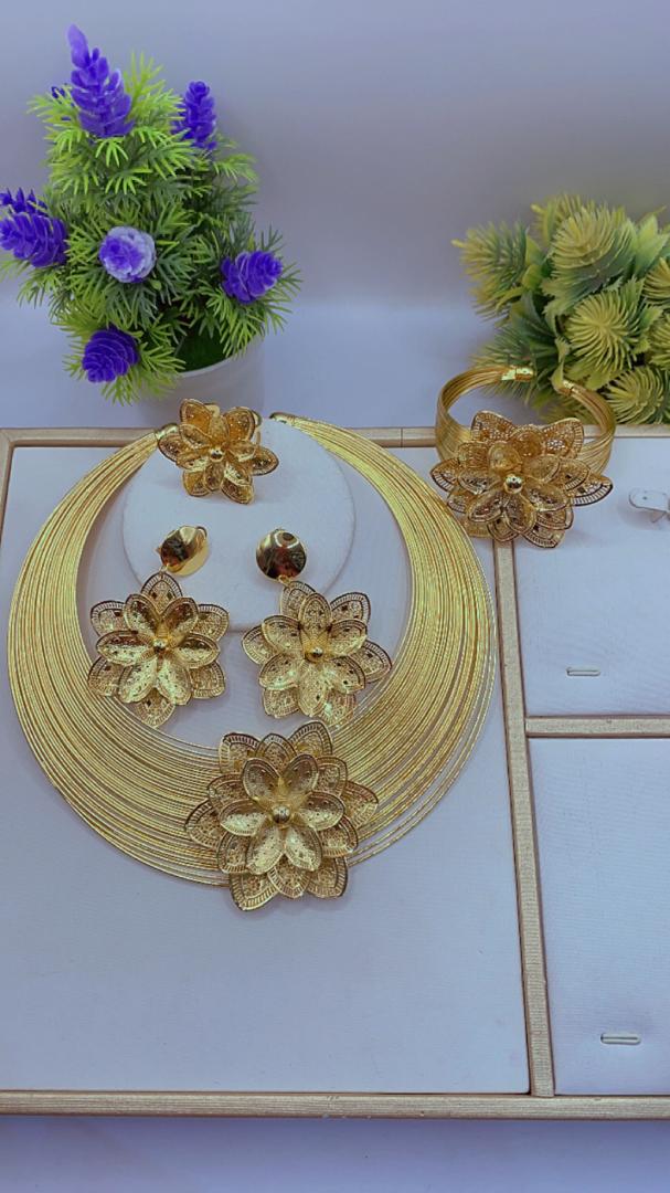 Elegant Gold necklace 