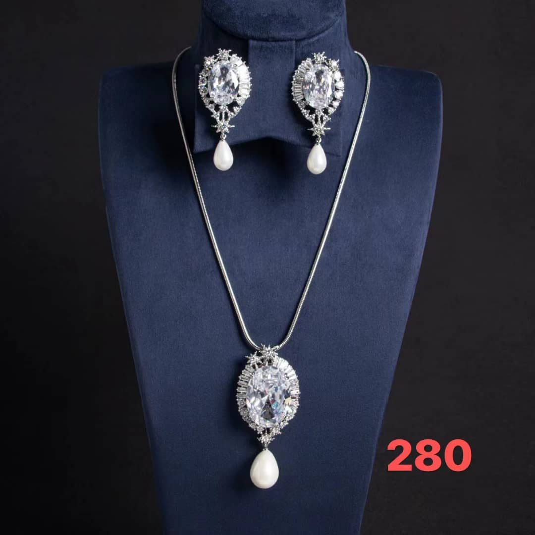 Elegant silver necklace 