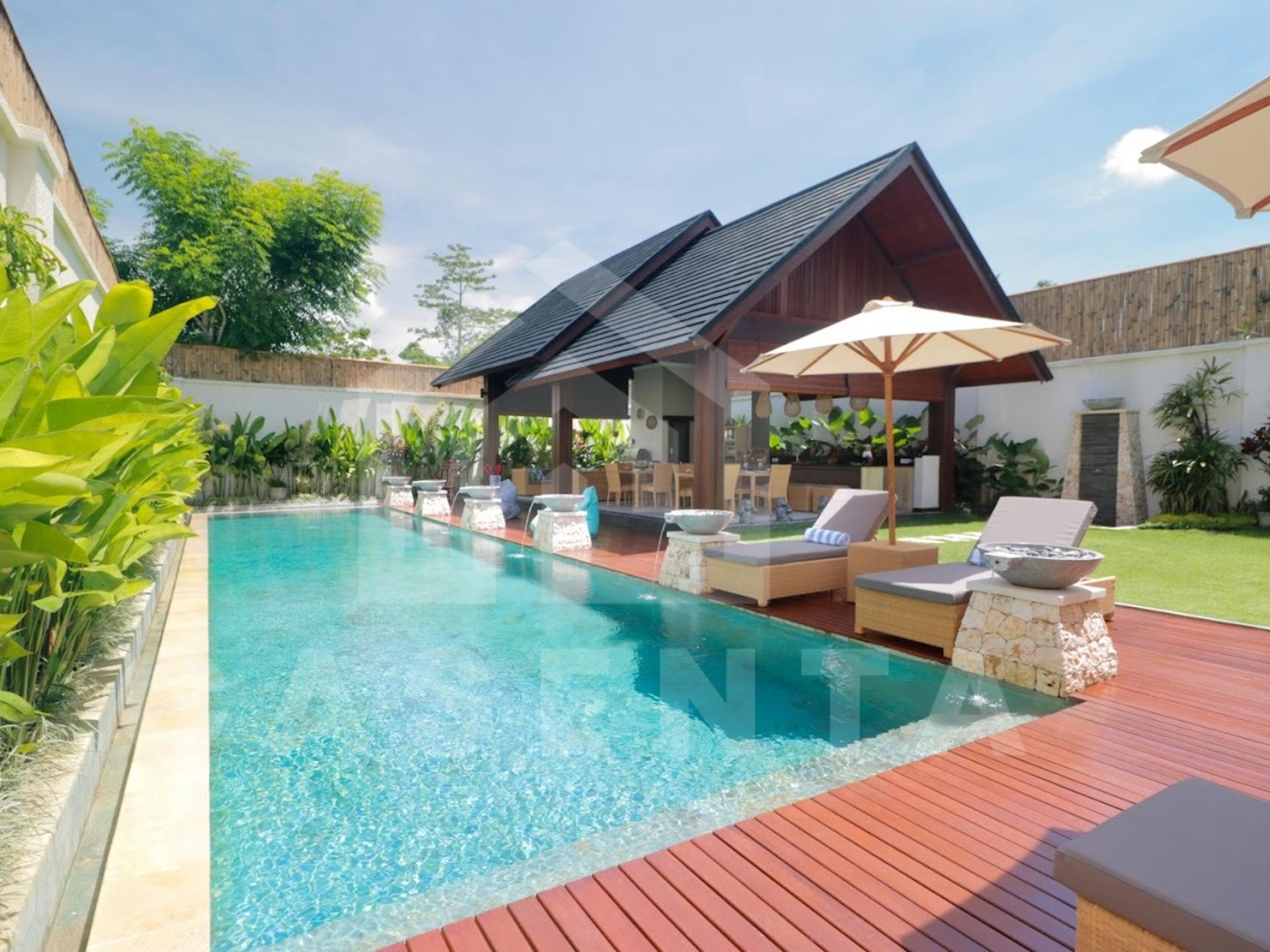 Spacious garden and outdoor dining area at a 7 bedroom villa in Ungasan