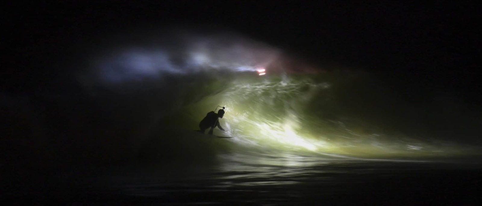 aurelien jacob tuberiding an solid wave at mundaka by night