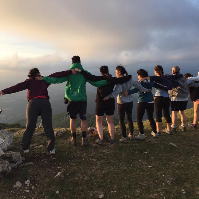 Niños abrazados en una montaña