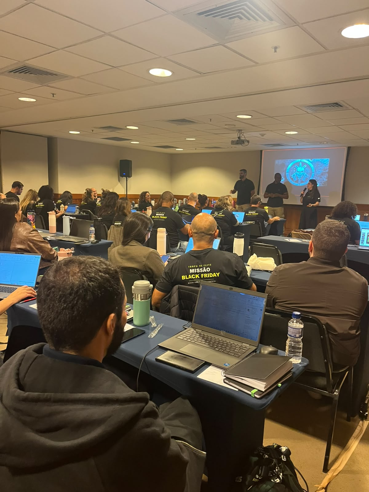 Participantes aplicando o método Pé na Porta