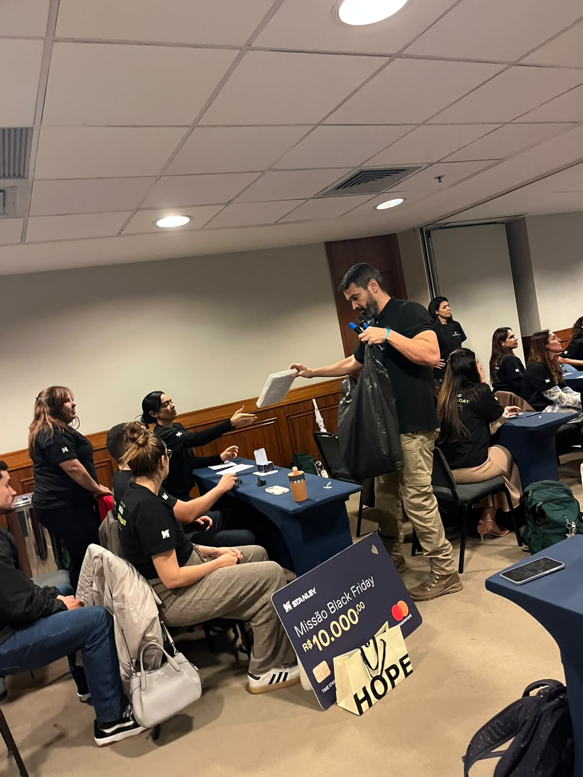 Participantes aplicando o método Pé na Porta