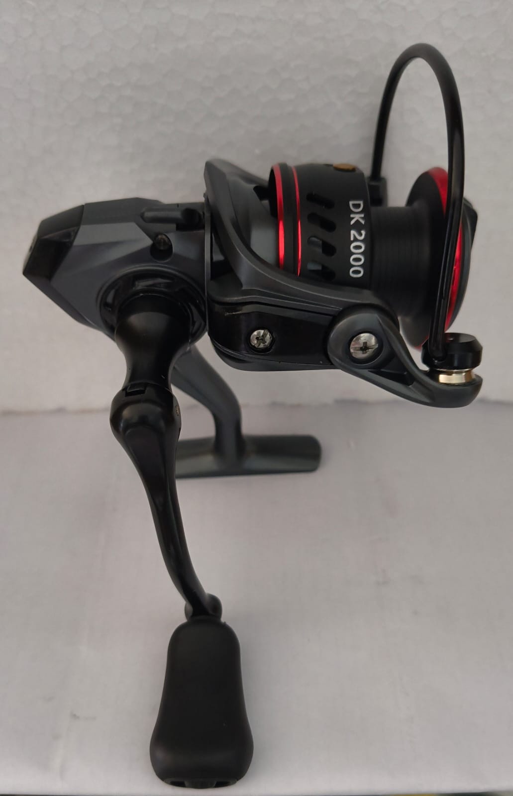CARRETE PARA PESCA MARCA DK TIPO 2000 5.0.1, PARA 14 LIBRAS
