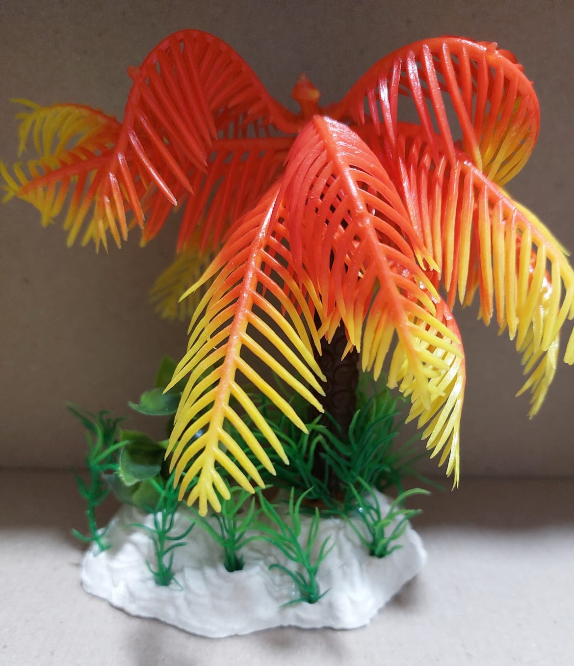 PLANTA ARTIFICIAL PARA ACUARIO MEDIANA TIPO PALMA CON BASE COLORIDAS