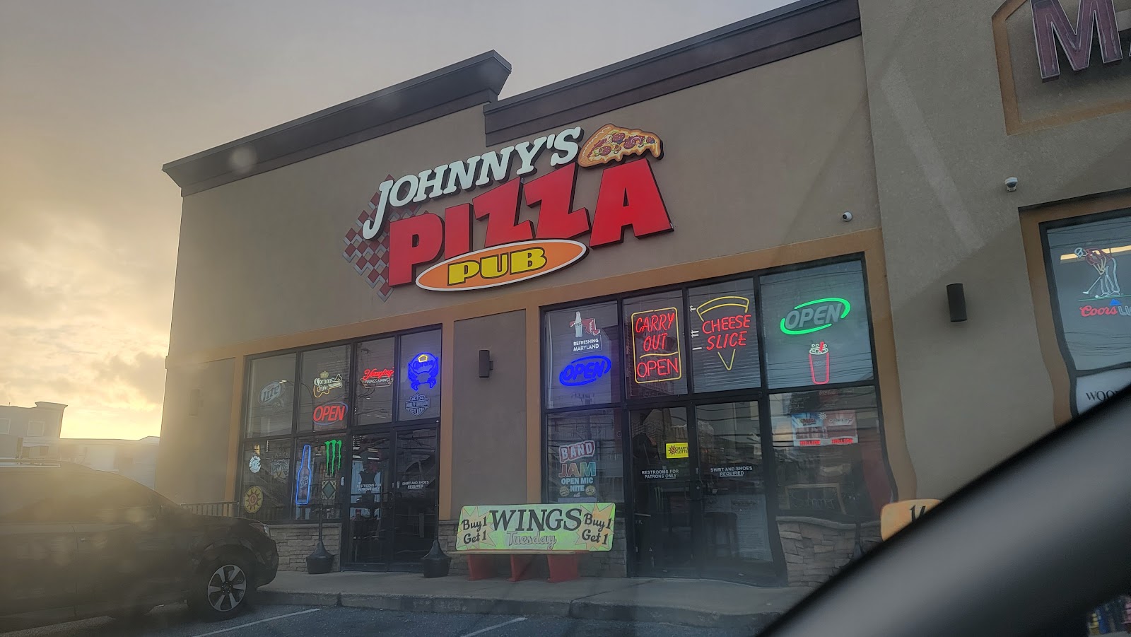 Johnny's Pizza & Pub gallery 2