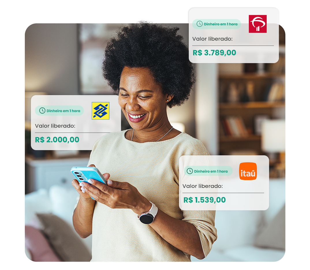 Mulher sorridente usando celular, recebendo informações sobre refinanciamento de consignado CLT
