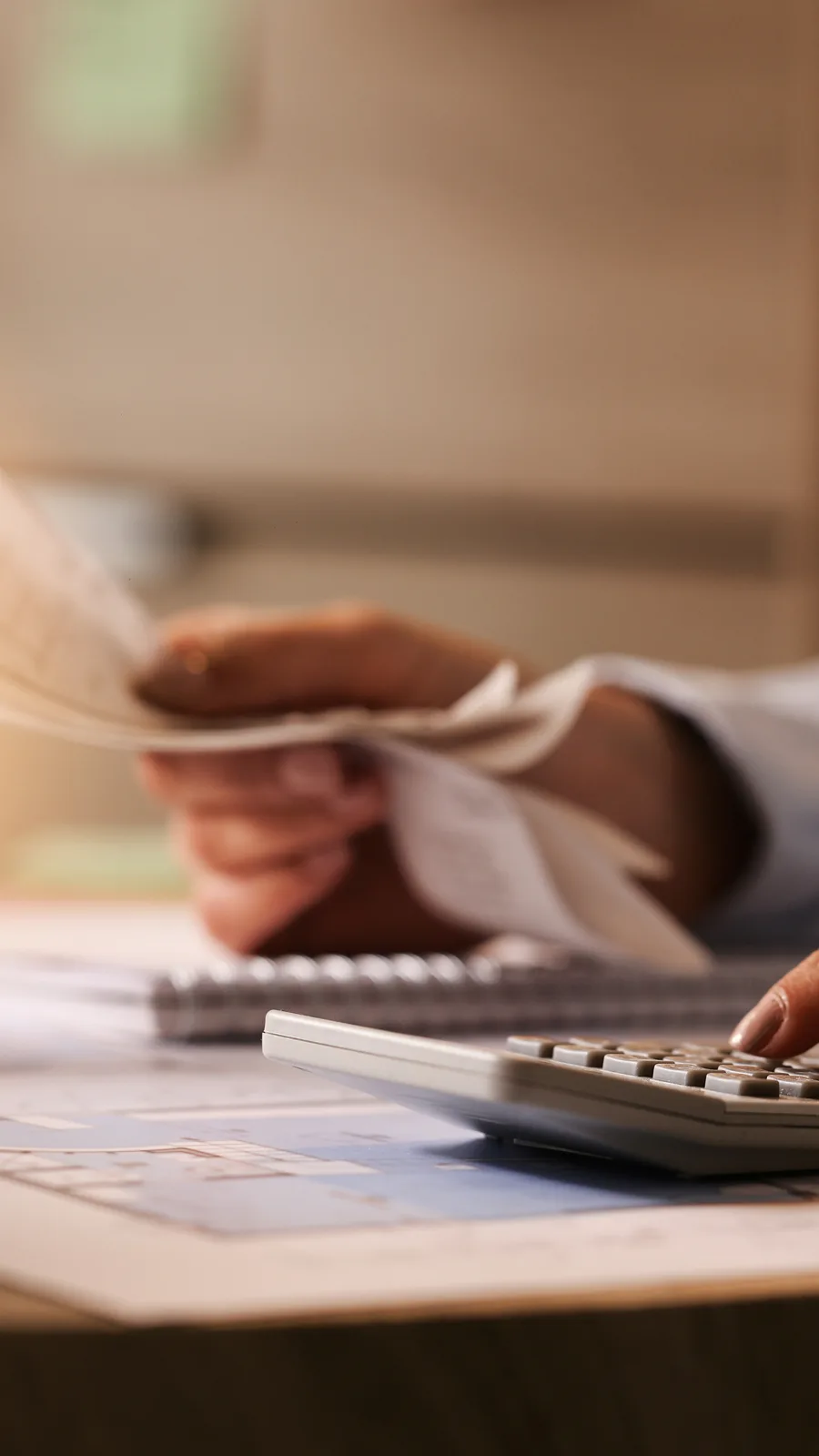 O salário mínimo subiu para R$ 1.518, e a margem consignável aumentou para R$ 531,30. Isso significa que aposentados e pensionistas podem tomar mais crédito.