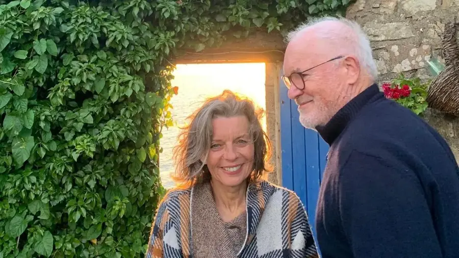 Broadcaster dedicates book to ex-Wales captain's widow