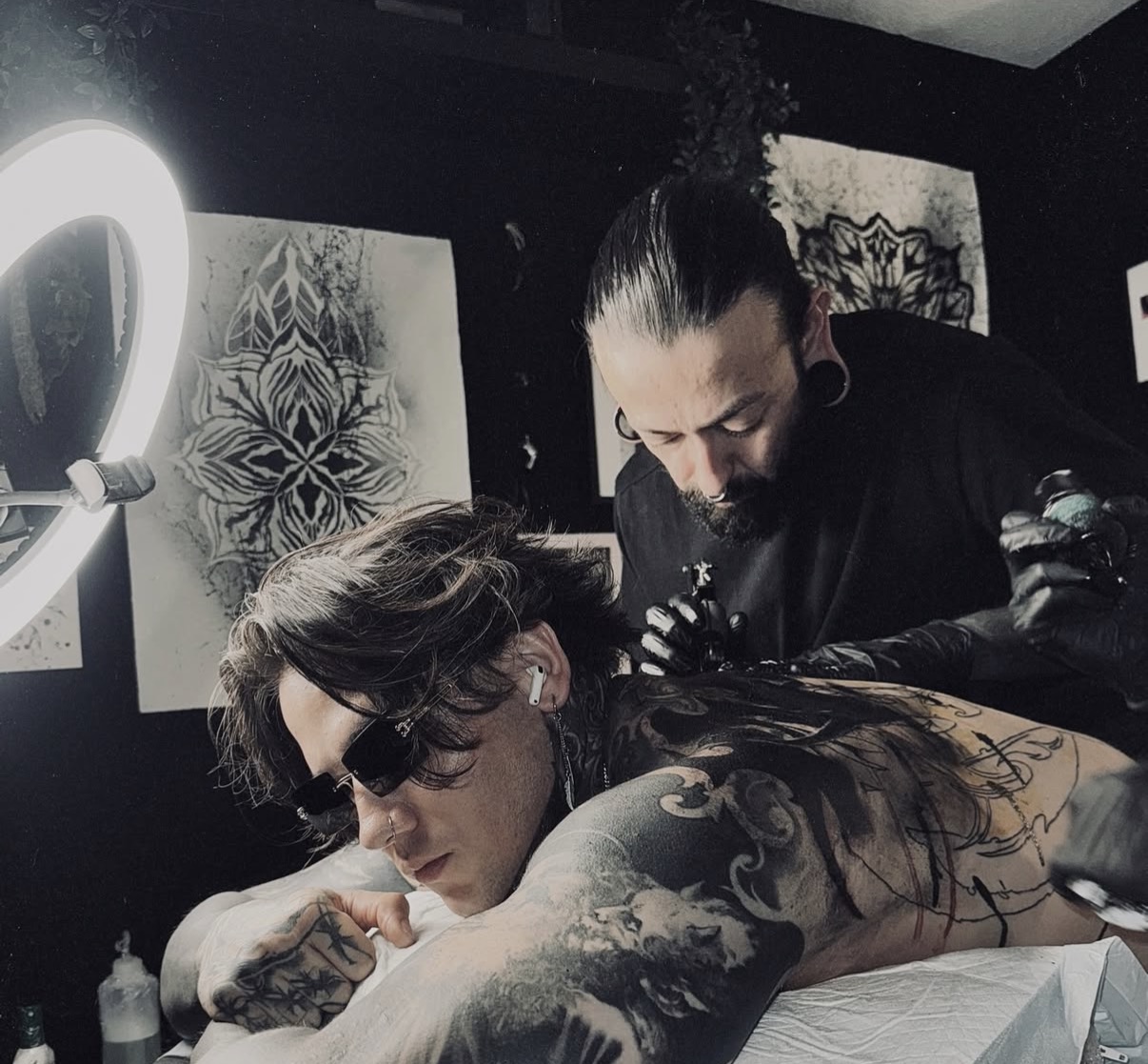 Manos tatuando (placeholder)