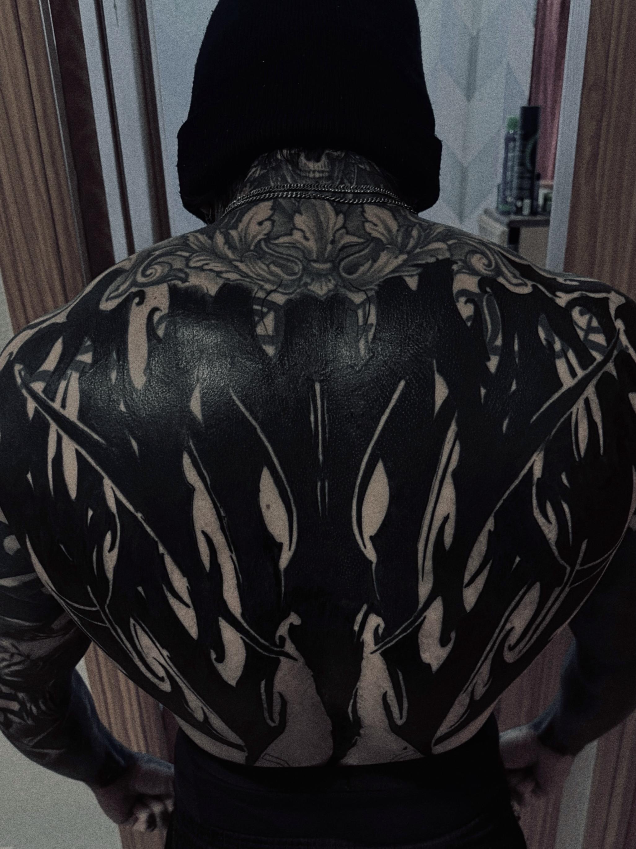 Blackwork masivo en la espalda