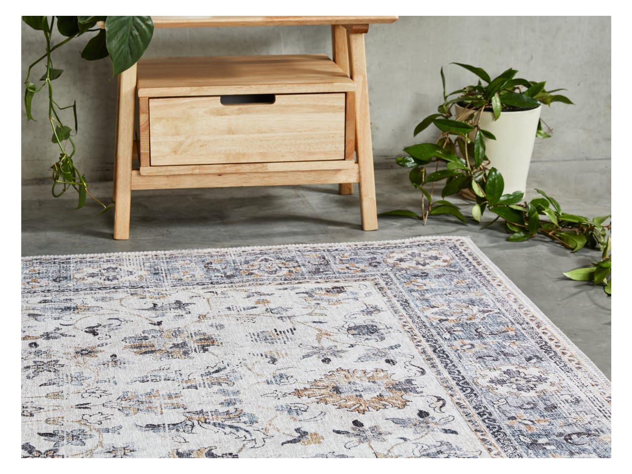 Wren Traditional Floral Pattern Rug