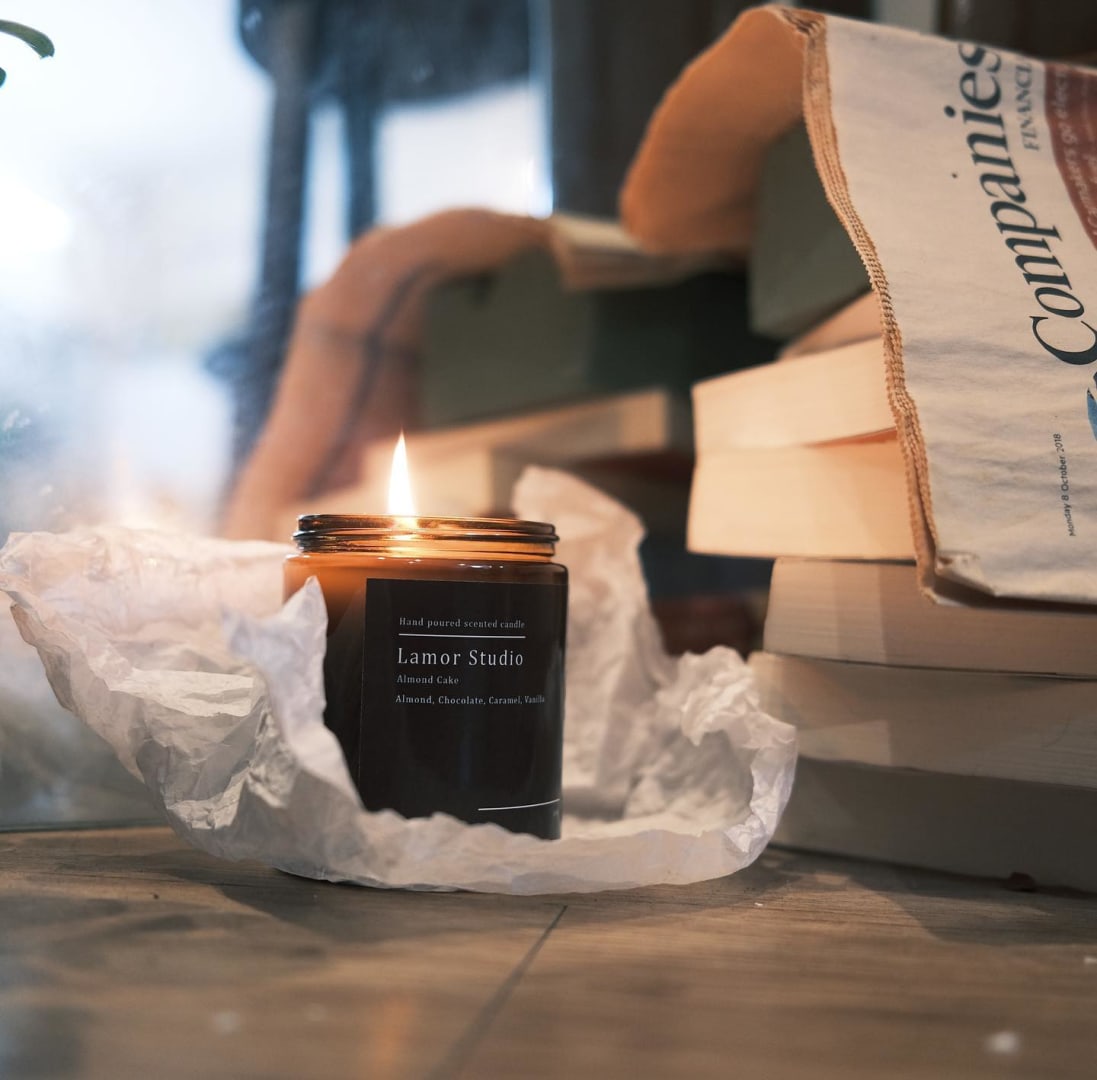 Trải nghiệm bắt đầu bằng một workshop đôi ấm áp, nơi hai bạn cùng nhau thực hiện những hoạt động nhỏ như vẽ tranh, đổ nến thơm hay làm gấu bông. Những giây phút vừa trò chuyện, vừa sáng tạo ấy không chỉ giúp gắn kết cảm xúc mà còn tạo nên một kỷ vật đáng nhớ, món quà do chính tay hai bạn làm ra mang đậm dấu ấn của tình yêu.