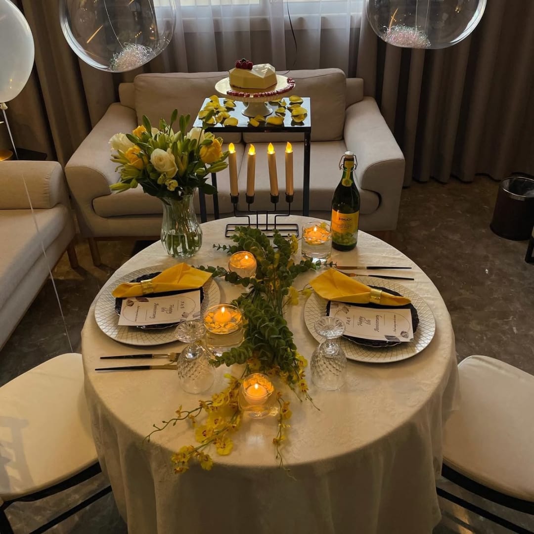 Bước vào hành trình, bạn và người ấy sẽ được đón trong không gian setup cao cấp: concept được thiết kế riêng, phủ đầy hoa tươi, với những chi tiết decor cá nhân hóa đặc biệt chỉ dành cho hai bạn. Tiếp theo là gift box premium – một hộp quà tinh tế gồm nến thơm cao cấp và vòng tay đôi, biểu tượng cho sự gắn kết lâu bền.