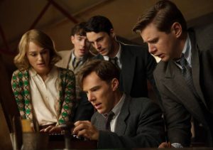 Alan Turing codeando en la Enigma, rodeado del equipo de Bletchley Park. Foto de archivo