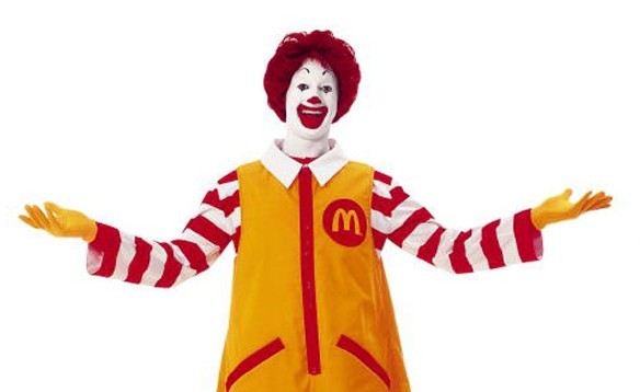 ¡Bienvenidos amiguitos! El que quiera hamburguesa que pida en el mostrador, el que quiera salchicha que venga conmigo.