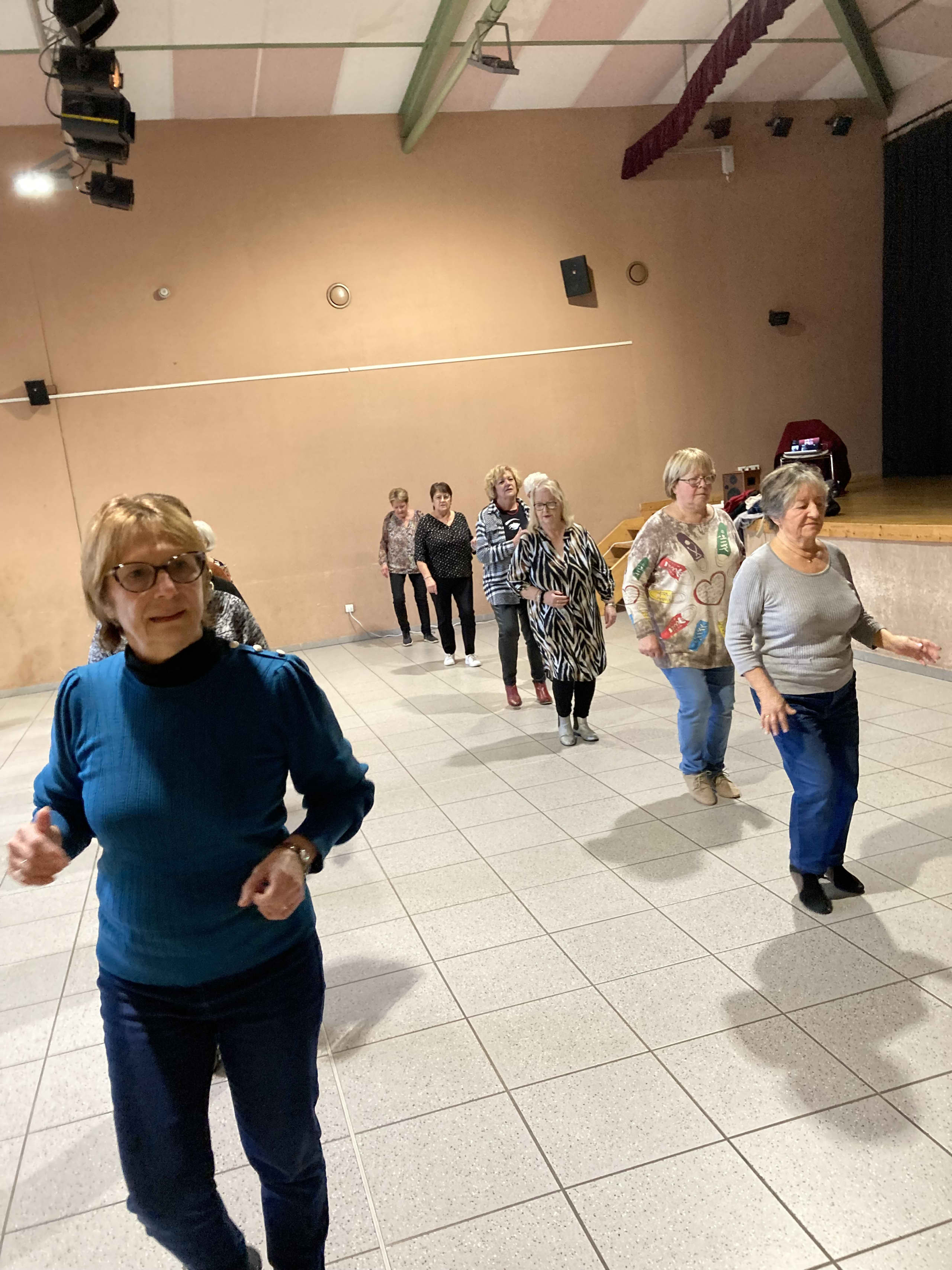 Movin'line est un groupe de danseurs Country et Linedance destiné aux seniors, créé et animé par Michèle Godard