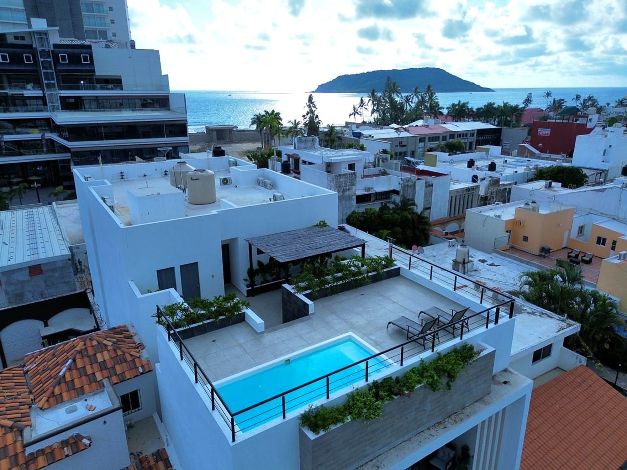 Rooftop pool of Nilo 303 with Isla de Venados and the Pacific behind it