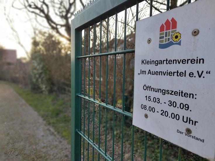 Geöffnete Eingangstür des Kleingartens