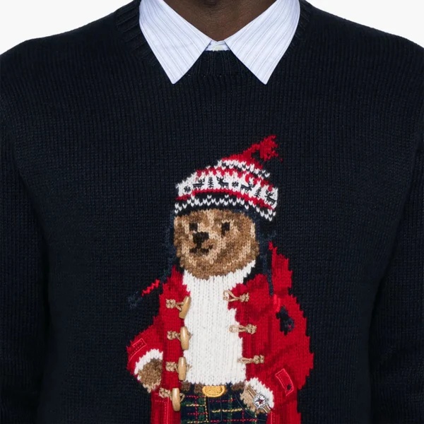 Person, die den Pullover mit dem Bären trägt