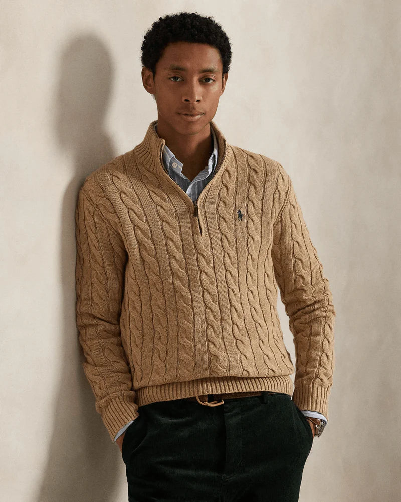Detail des Stehkragens mit Messing-Half-Zip