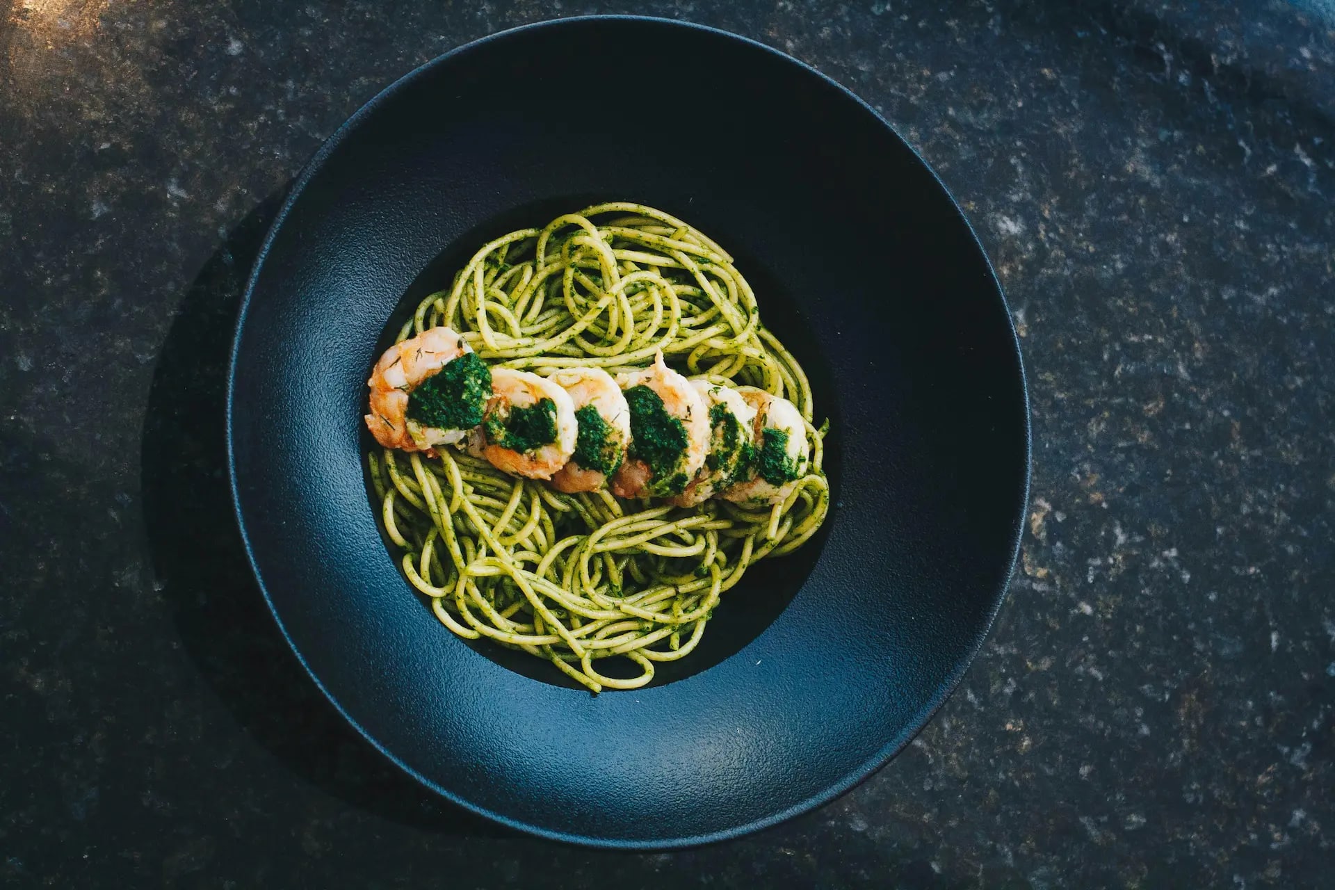 Espaguetis al pesto con langostinos