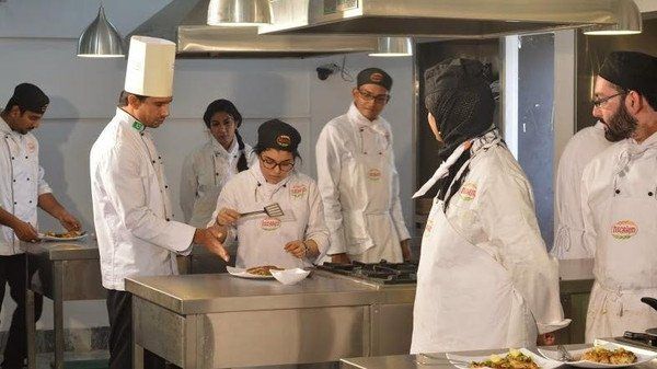 Sekolah ini Didenda Karena Paksa Siswi Muslimnya Makan Babi