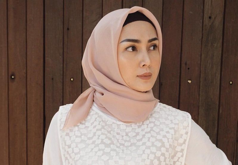 Resmi Berhijab, Fenita Arie Tuai Banyak Pujian
