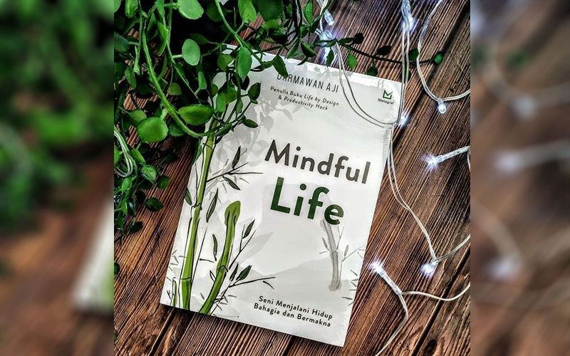 Review Buku Mindful Life, Seni Menjalani Hidup Bahagia dan Bermakna