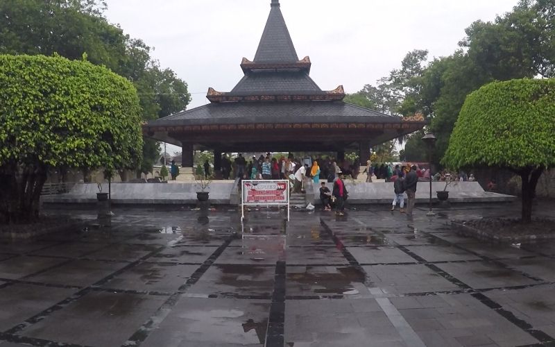 Wisata Religi Blitar: Ziarah ke Makam Bung Karno