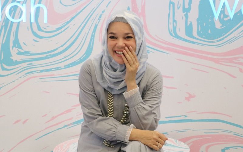 Jarang Gunakan Aksesoris, Ini Style Mix n Match ala Dewi Sandra